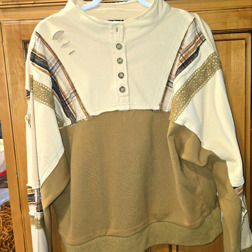 Miss Me Women's Cream and Tan Swestshirt. Medium